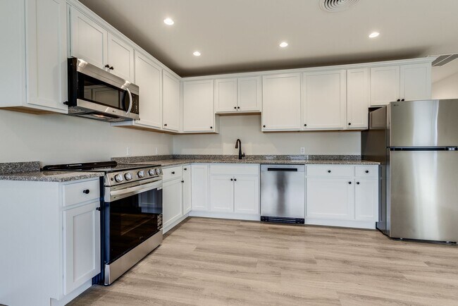 Building Photo - Moon Township - Gallery Garden Apartments - Now Leasing!