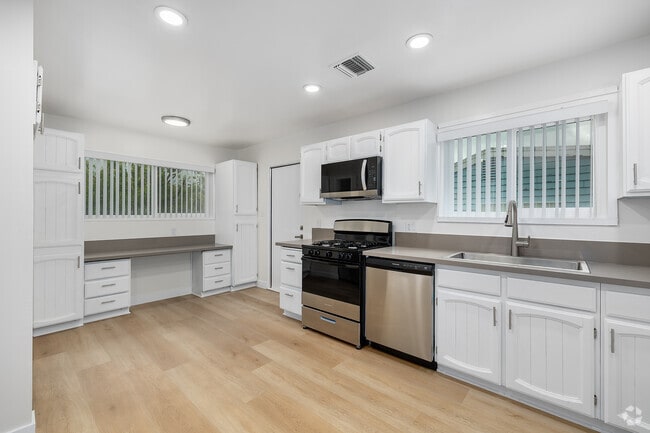 3 habitaciones, 2 baños - 1352 pies cuadrados - Cocina - 17178 McKeever St