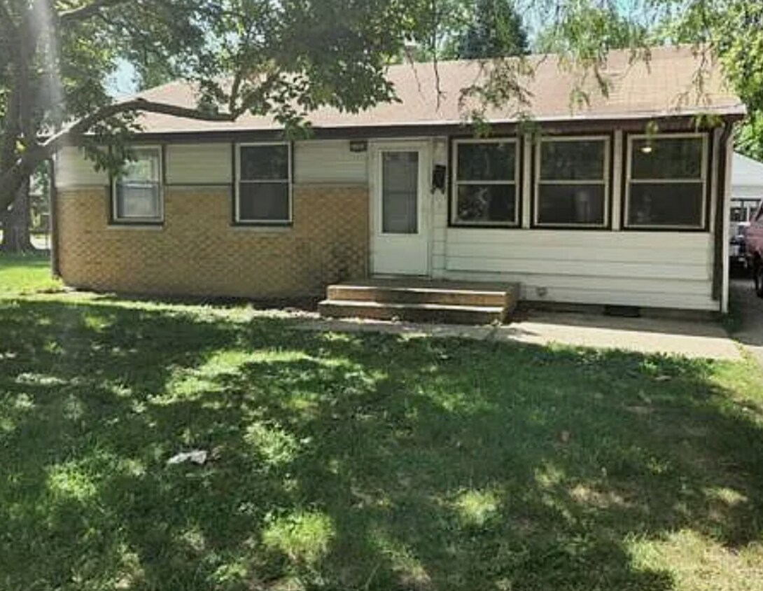 Building Photo - Available November 2025. 3 bedroom, 1 bath...