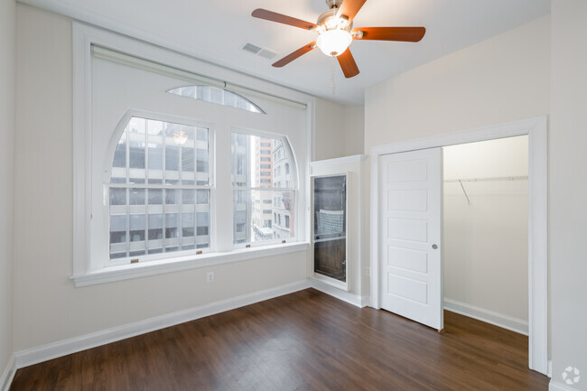 2BR, 1BA - 865SF - The Vault