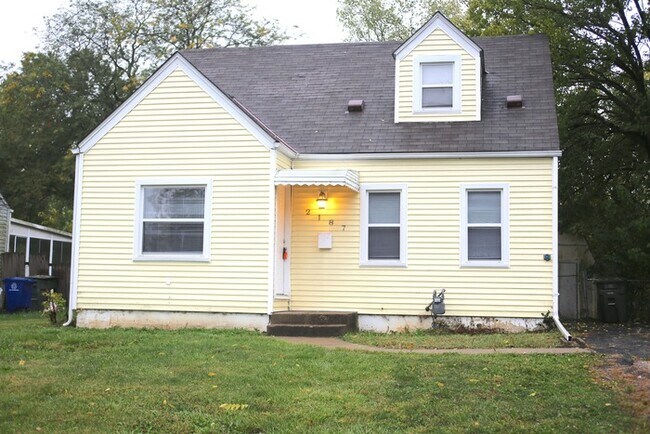 Building Photo - Cute Cozy Home