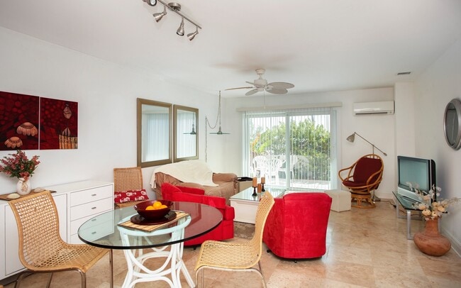 Building Photo - 2 bedroom 1 bathroom Furnished Oceanfront ...
