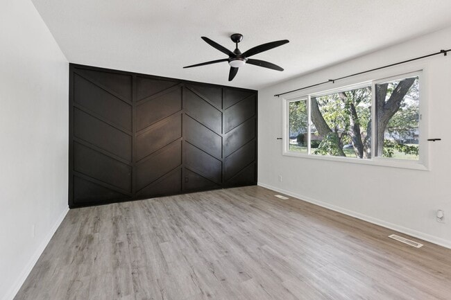 Building Photo - Updated Lincoln 3 Bedroom!!