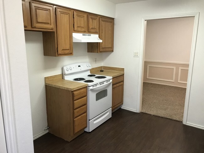 Building Photo - 1605 Brentwood Dr