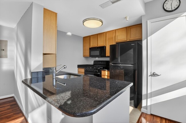 Building Photo - Spacious Studio w/ Parking Included!