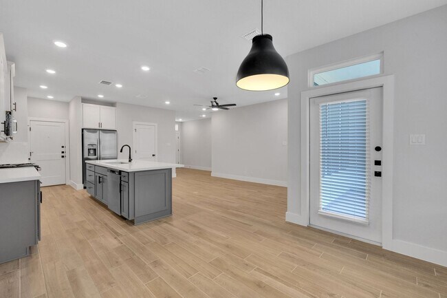 Foto del edificio - Gorgeous Luxury Townhome!!!