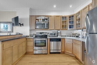 Building Photo - 176 H St