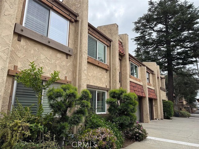 Foto principal - 327 E Live Oak St
