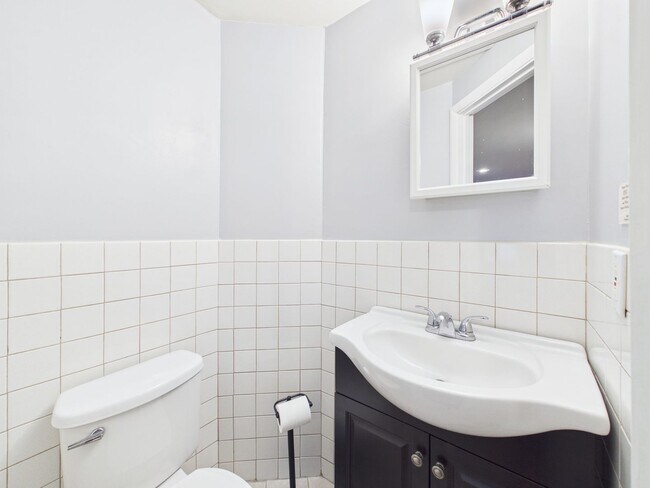 Building Photo - Bright 2 bed 1.5 bath  AVAILABLE NOW