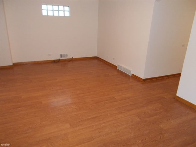 Building Photo - 739 Chicago Rd