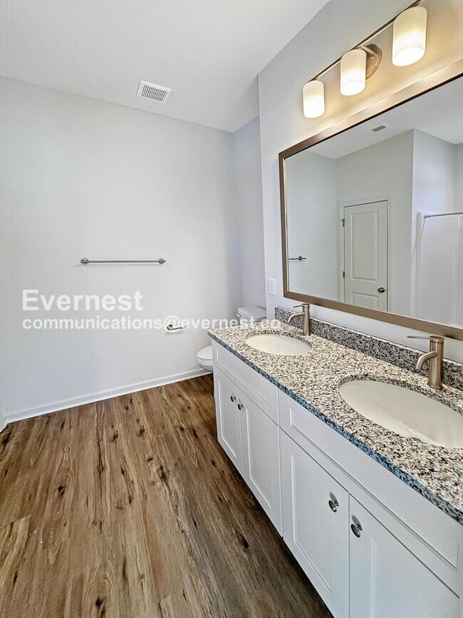 Foto del edificio - 3 Bed/2 Bath Home with Garage / Pet-Friendly / Vouchers Accepted / Available Now!