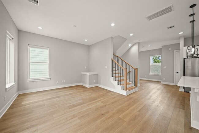 Building Photo - 823 Woodcrest Dr