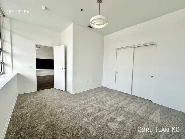 Building Photo - Westside 2 Bed 1.5 Bath Apartment For Rent