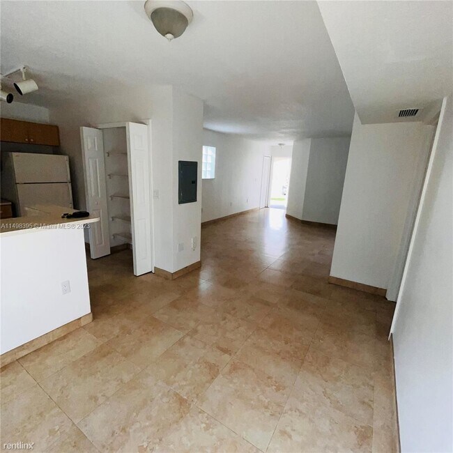 Building Photo - 3 br, 2 bath House - 2911 SE 13th Rd # 106-40