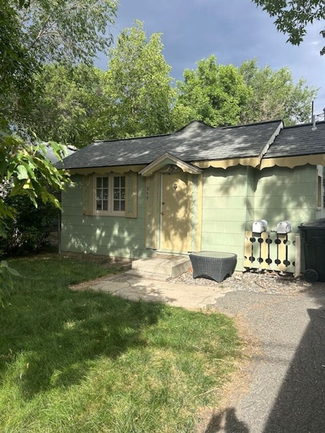 Primary Photo - Cozy 2 Bedroom Home with Fenced Yard & Was...