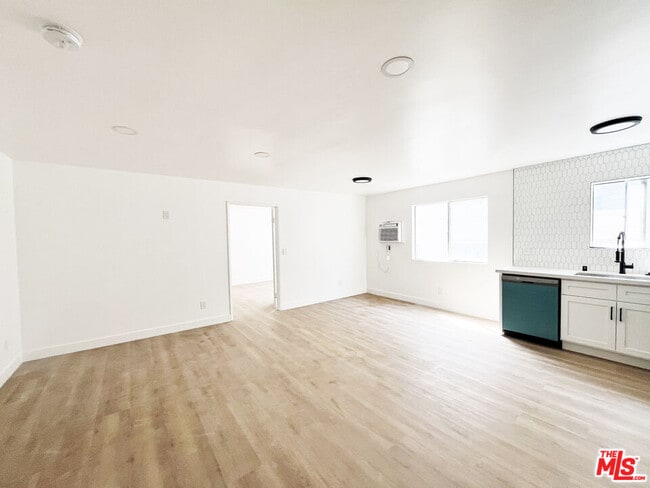 Foto del edificio - 5440 Carlton Way