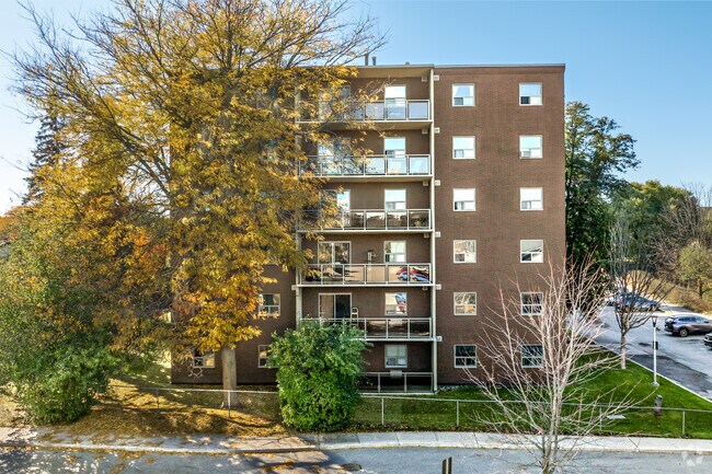 Photo du bâtiment - 746 Fanshawe Park Road East