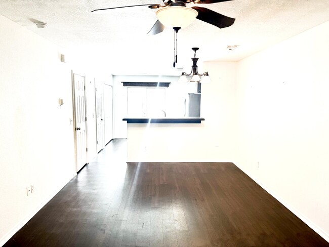 Building Photo - Updated Townhome in University Park!