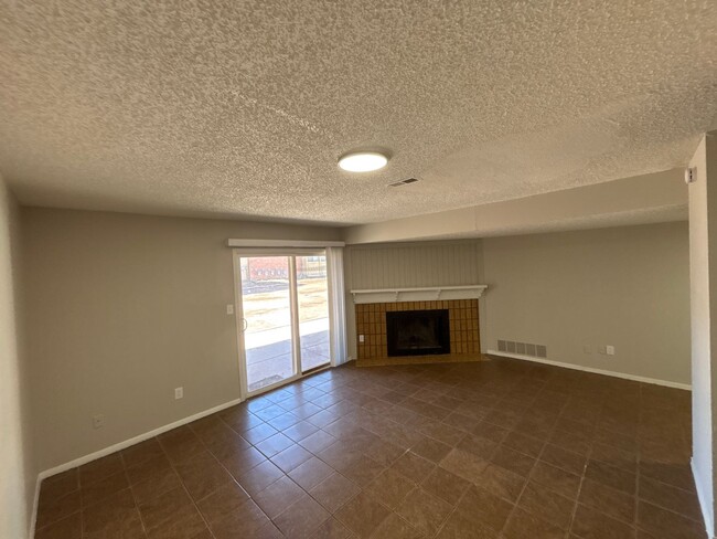 Building Photo - Huge First floor 2 Bedroom with a Huge pri...