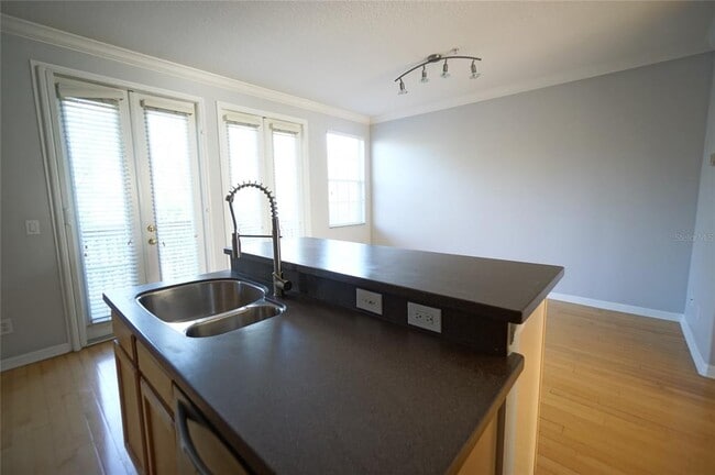 Building Photo - 3035 Pointeview Dr