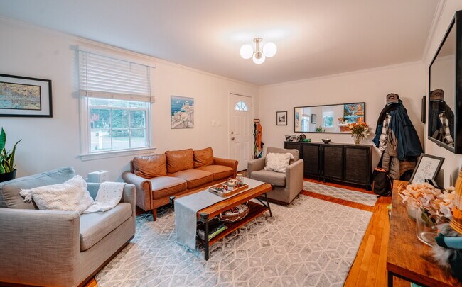 Foto del edificio - Charming Cape Cod Retreat in Prime Falls C...