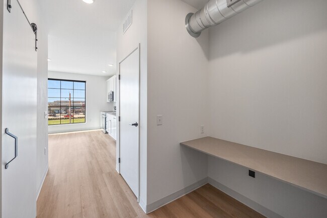 Building Photo - 1345 E Hickman Rd