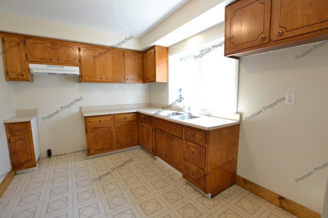 Building Photo - 617 E Baltimore St