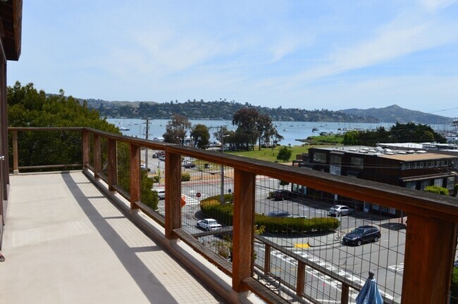 Building Photo - Napa402