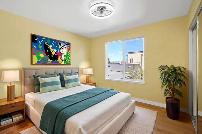 Building Photo - 3 Bedroom 2 Bath Apartment