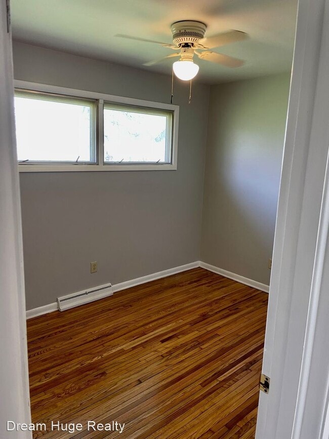 Building Photo - 3 br, 1 bath House - 705 LINDAIRE LN