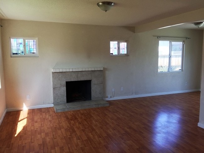 Building Photo - 3 Bedroom House in Encanto!