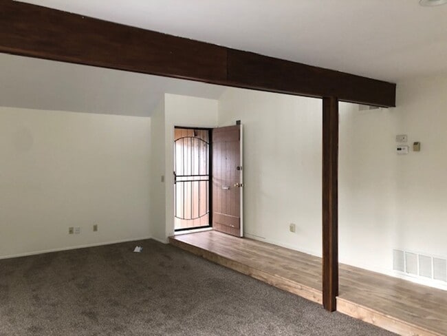 Foto del edificio - 4 Bed/2.5 Bath  Two Story Home in San Diego