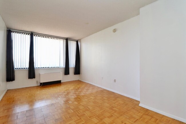 Building Photo - 45 River Dr S