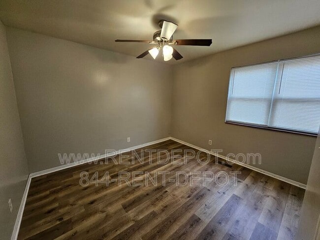 Building Photo - 1531 E Riverside Dr