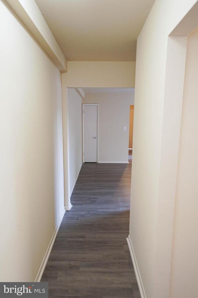 Building Photo - 807 College Ln