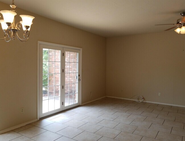 Building Photo - 6828 NW Crestwood Dr