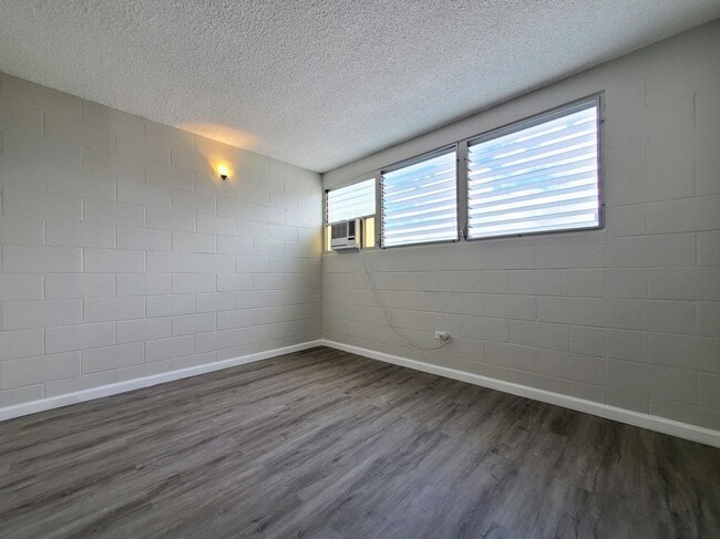 Foto del edificio - Available Now | Unfurnished 1 Bedroom, 1 Bath 2nd Floor Walk-up with 1 Assigned Parking Stall