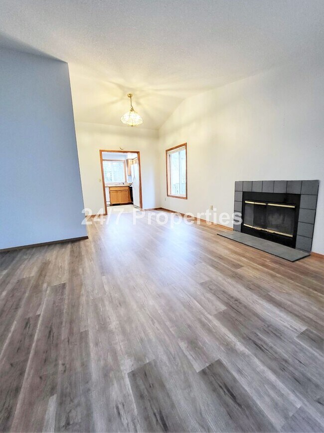 Foto del edificio - Updated 3BD | 2BA Home with Garage & Large Deck - Hillsboro