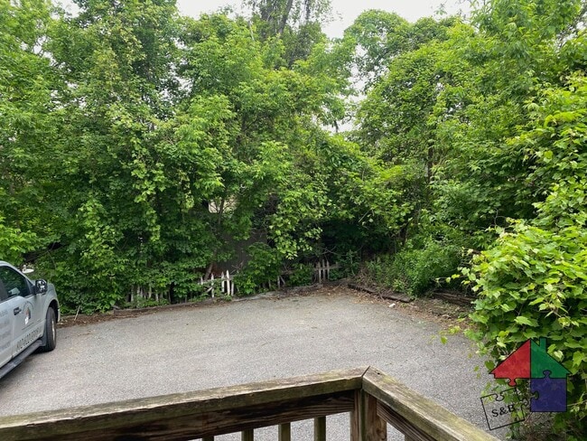 Building Photo - Spacious 8 Bedroom, 3 Bathroom Home for Re...