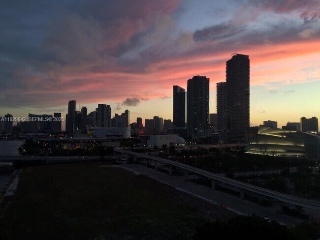 Foto del edificio - 555 NE 15th St