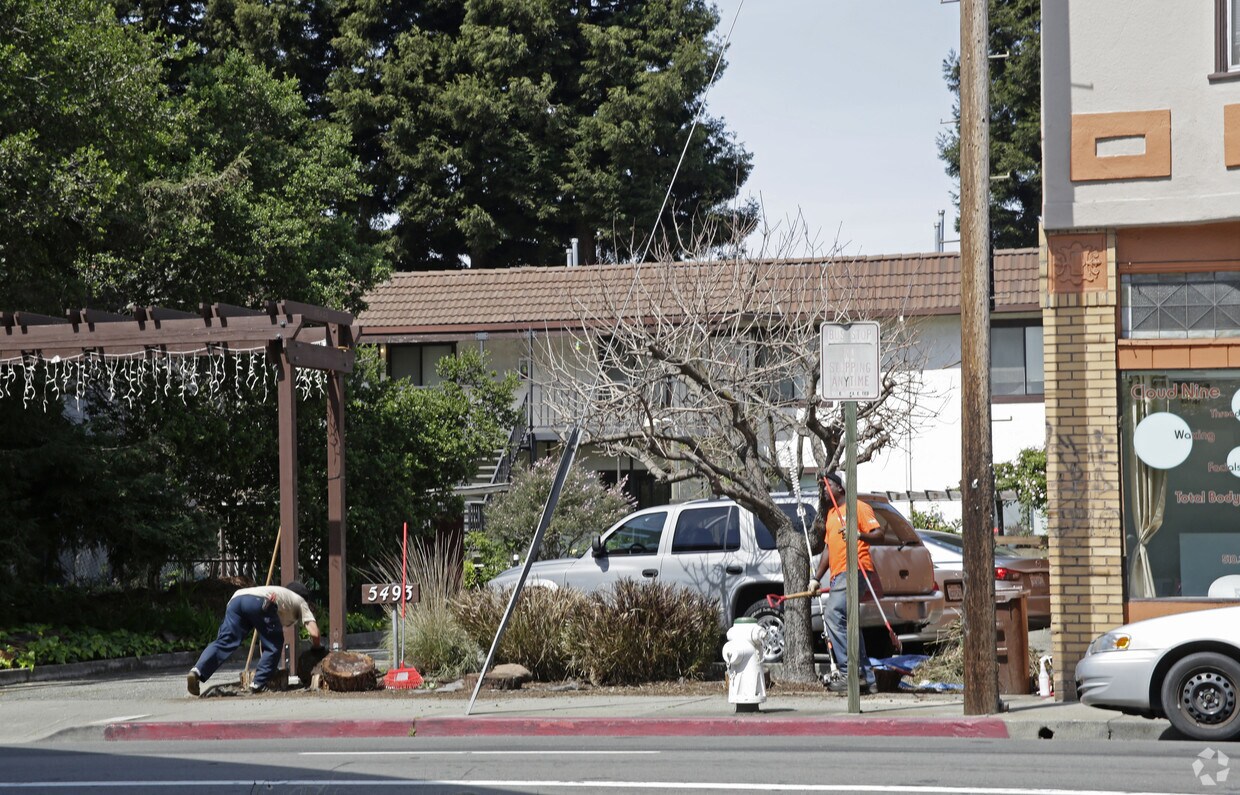 Building Photo - 5493 Claremont Ave