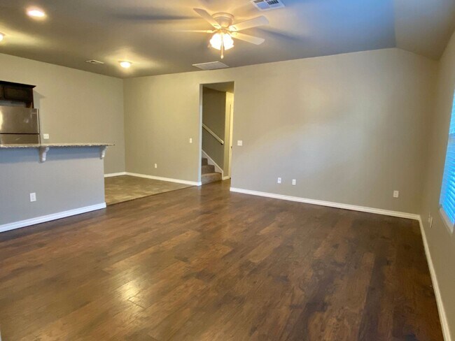 Foto del edificio - Split Level Yukon Duplex in Gated Communit...