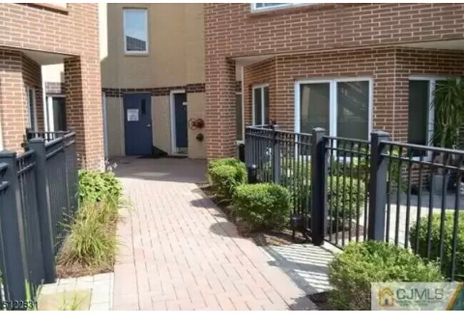 Building Photo - 368 Rector St