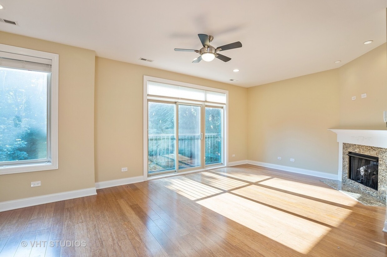 living room - 2634 N Wilton Ave