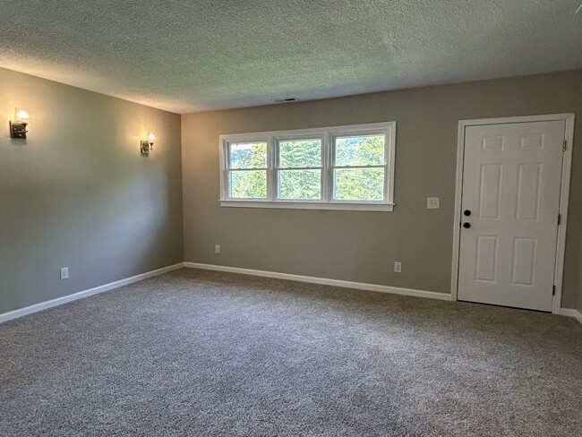 Building Photo - Cute Cottage Overlooking a Wooded Area