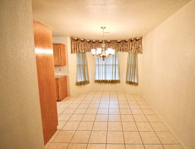 Building Photo - Inviting 3 Bedroom 2.25 Bath home in Hymesa Estates!