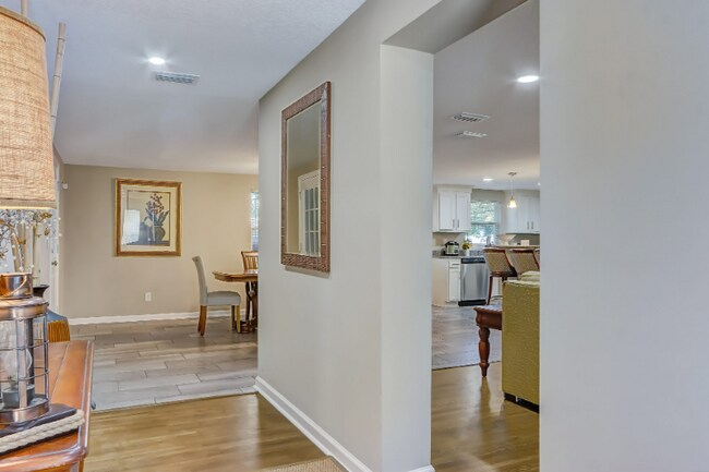 Foto del edificio - 1706 Merivale Rd S