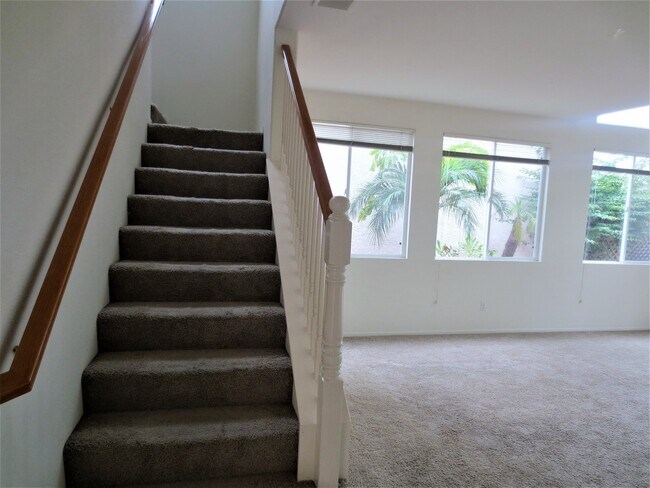 Building Photo - Great Two-Story Town Home With Fire Place