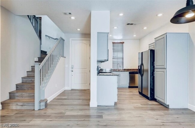 Building Photo - 128 Tilbury Ave