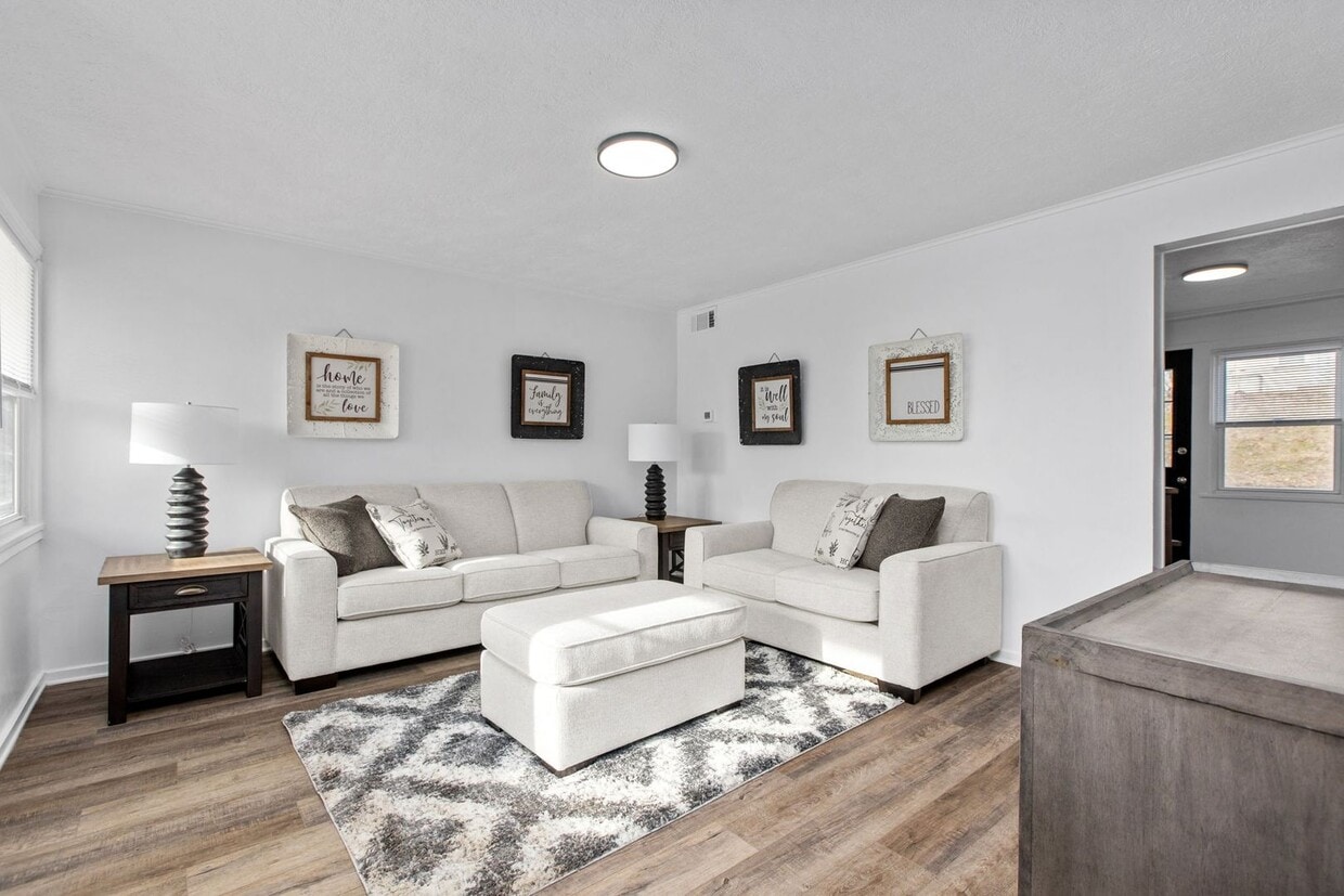 Foto principal - Charming 2-bedroom, 1-bathroom townhouse l...